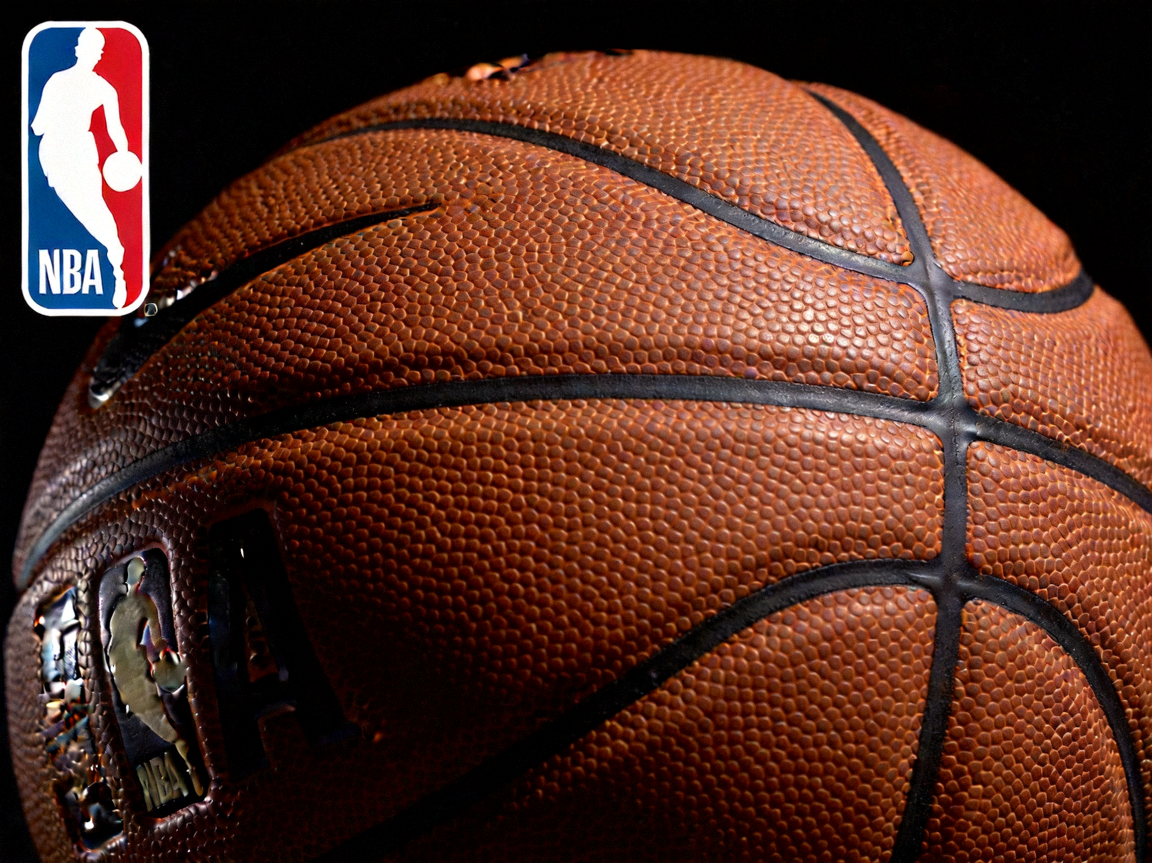 NBA篮球联赛标志与比赛用球特写
